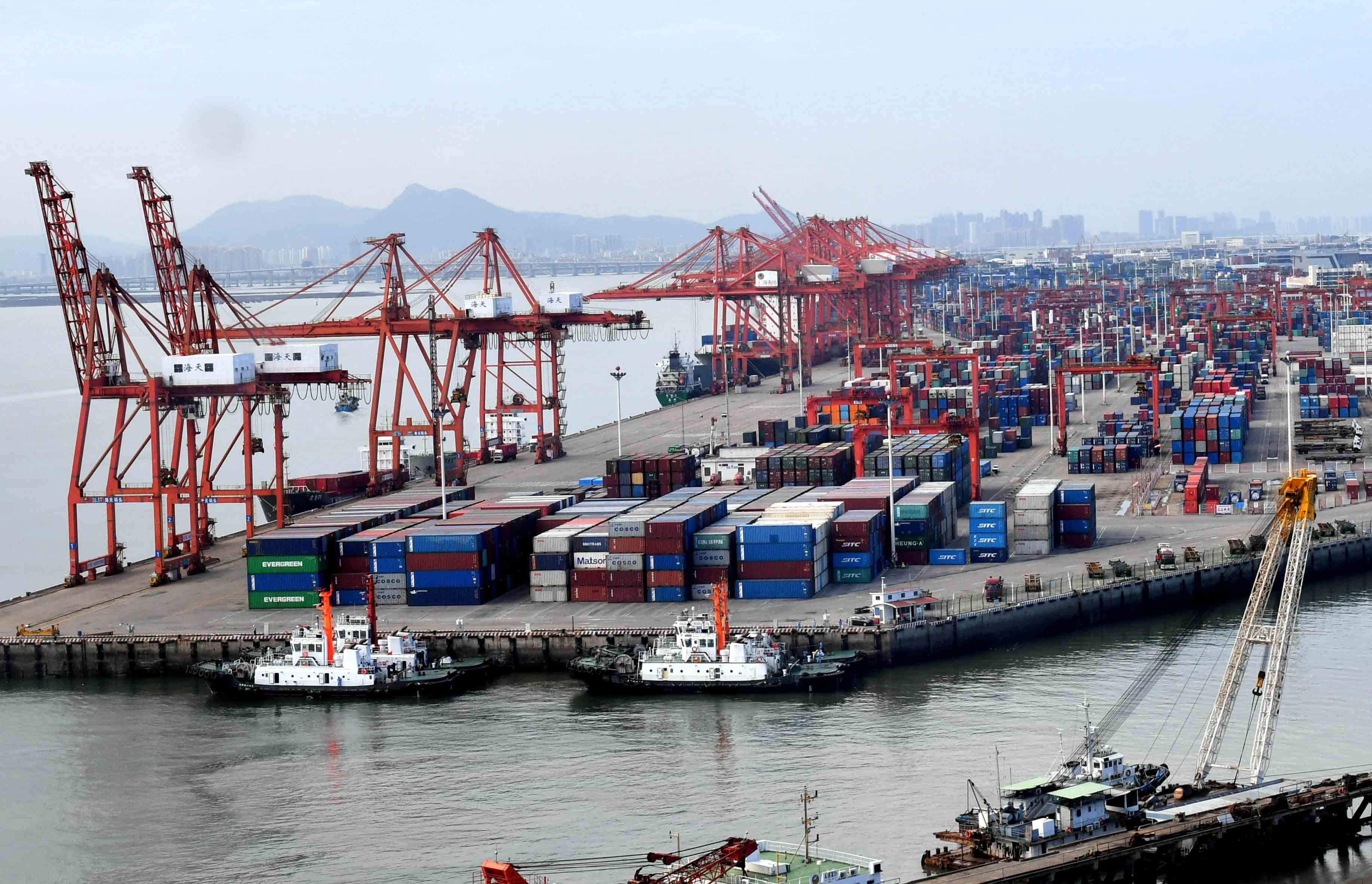 中国前7月外贸进出口增长8.6%，贸易顺差收窄30.6%